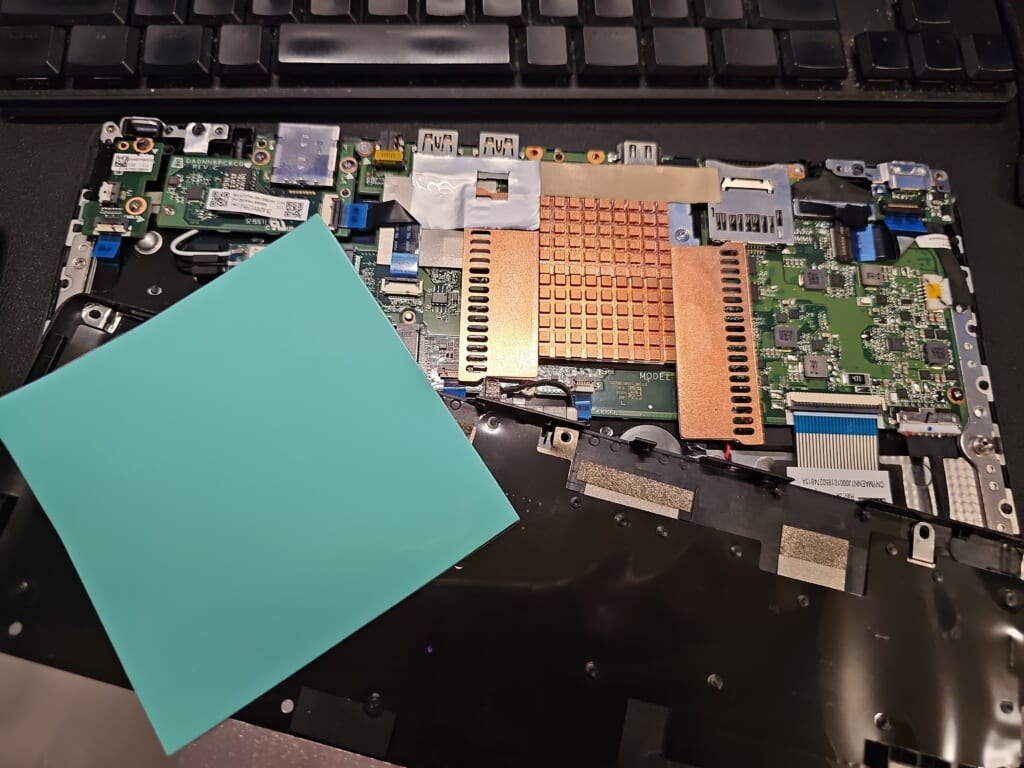 本体を開けた様子（以前貼り付けた銅製ヒートシンク）