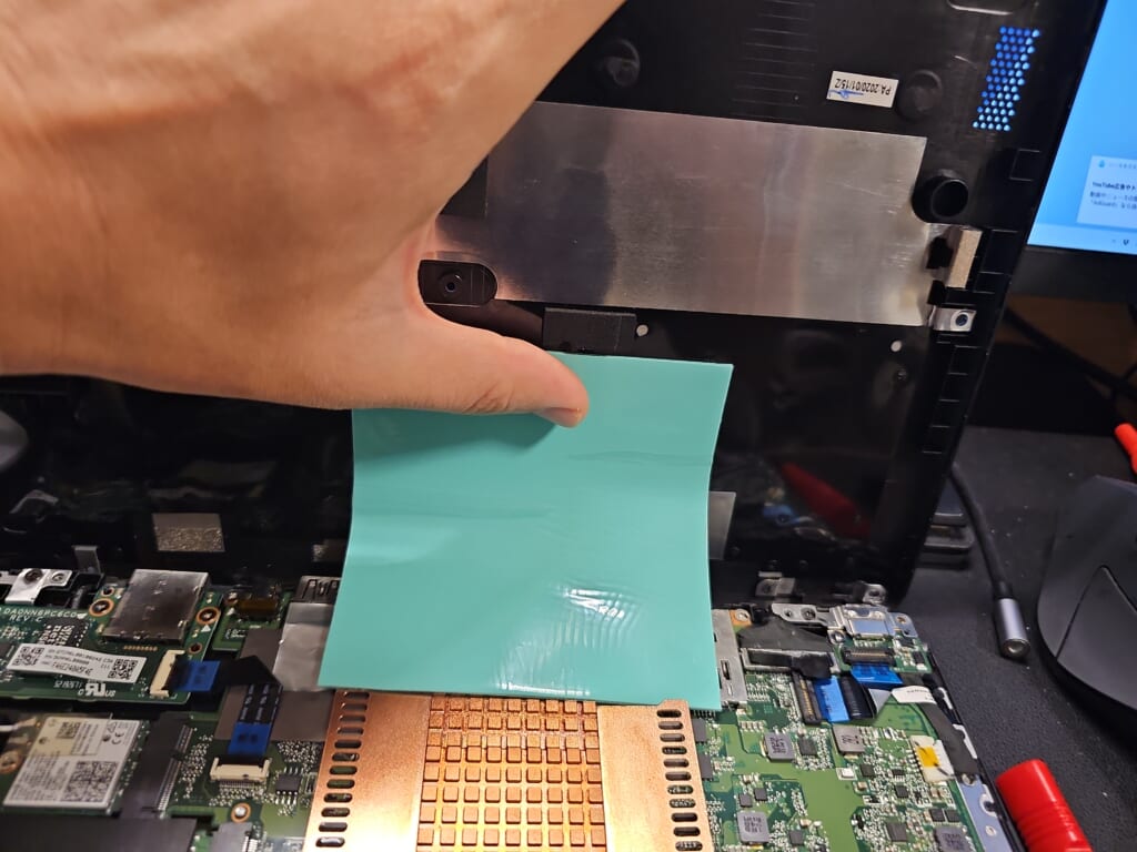 底面カバーに合わせてサーマルパッドの位置を決める様子