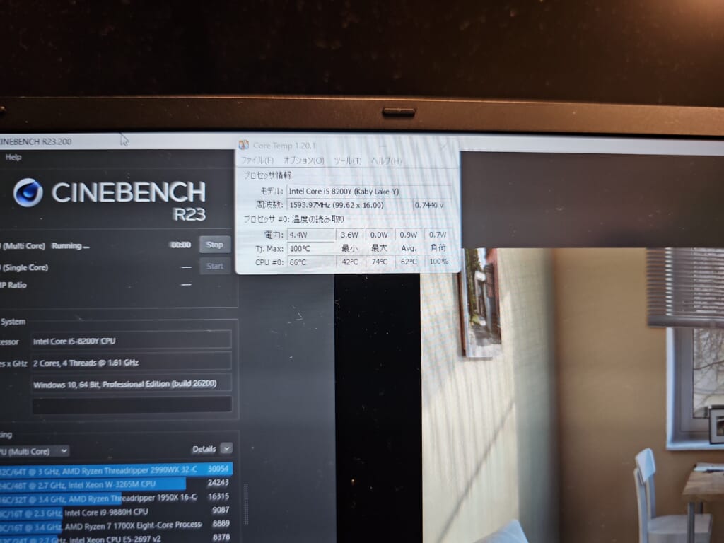 Cinebench R23とCore Tempで動作を確認する様子