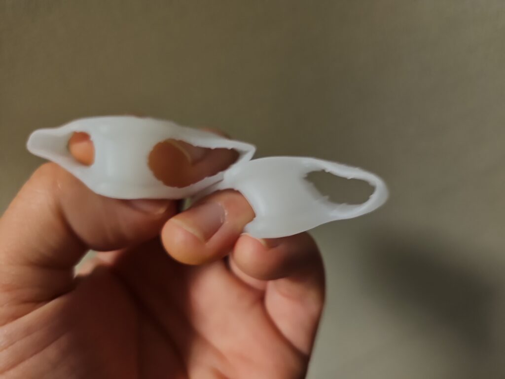 親指サポーター2個を手に持った様子
