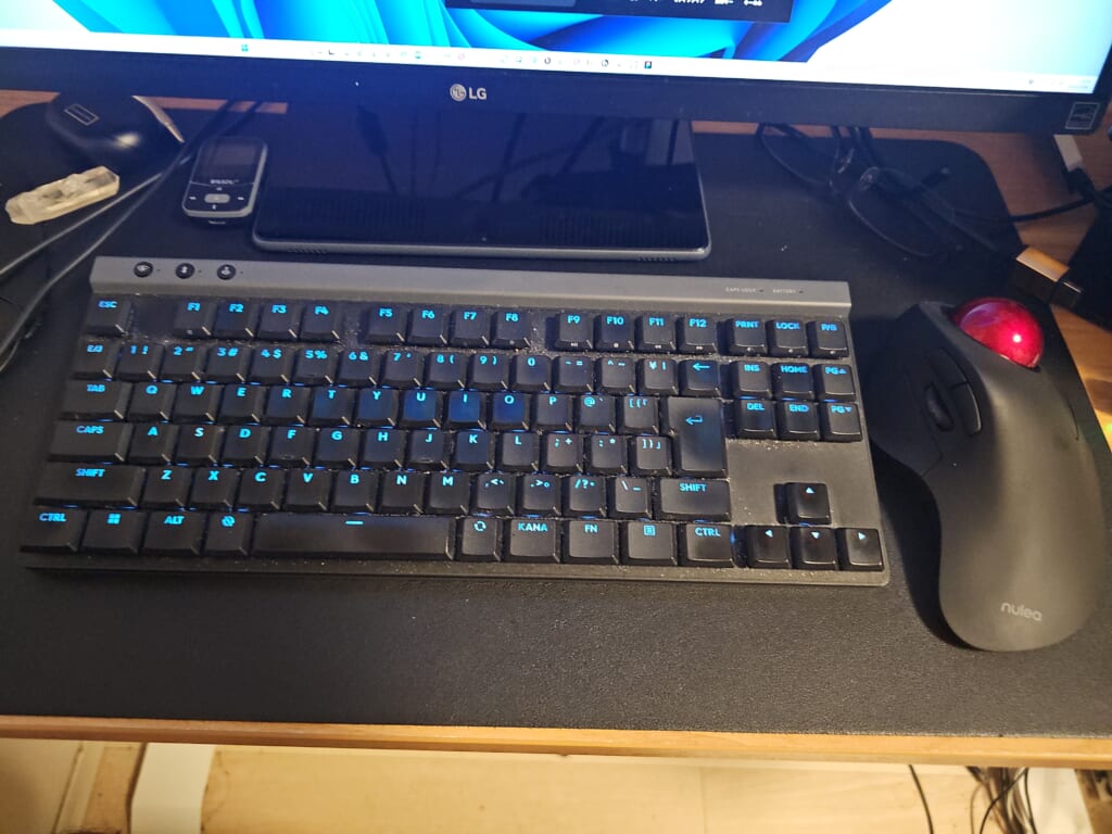 【Nulea】M505とワイヤレスキーボードを使っているデスク