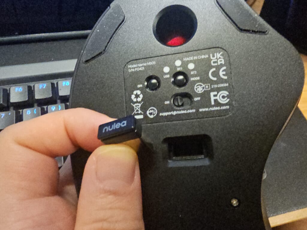 底面から取り出したUSBレシーバー