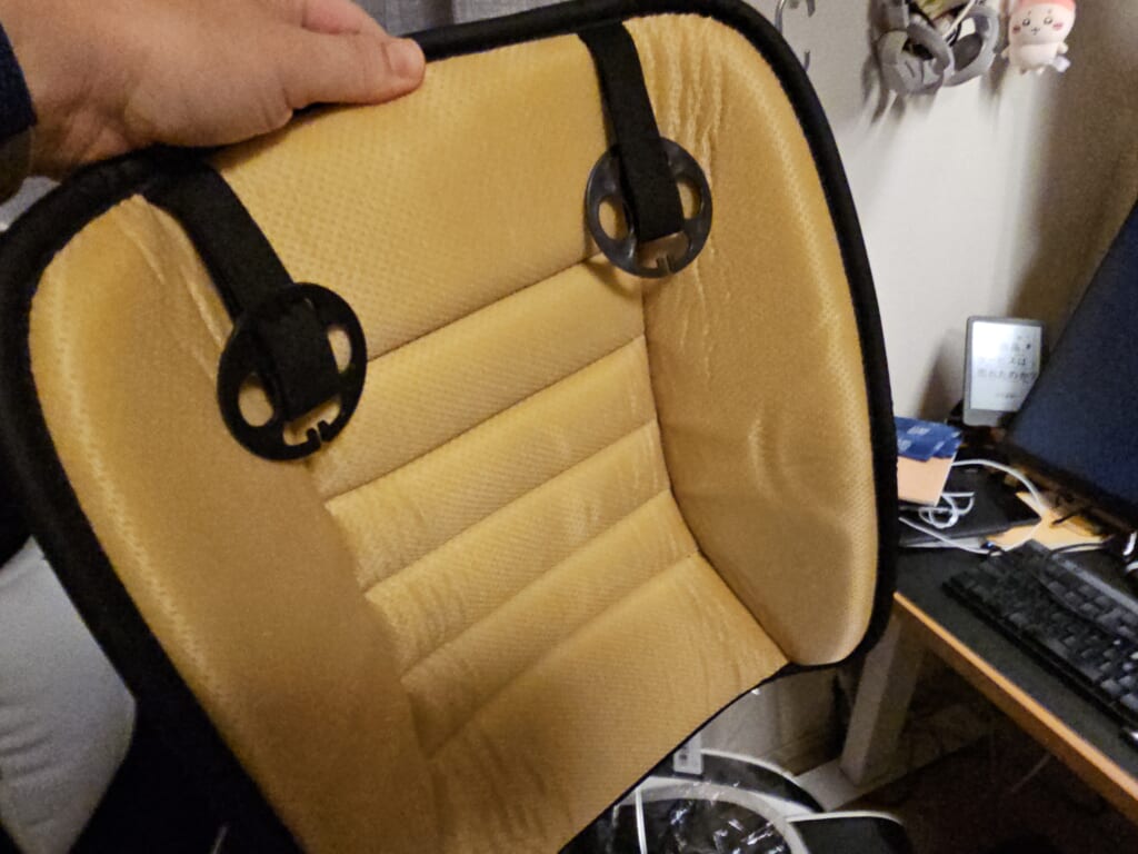 【LeLante】シートクッションの裏面と、固定用の留め具